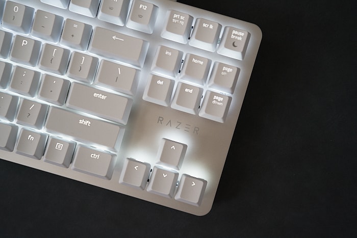 幻想的なデザインのキーボード『Razer Blackwidow Lite Mercury White