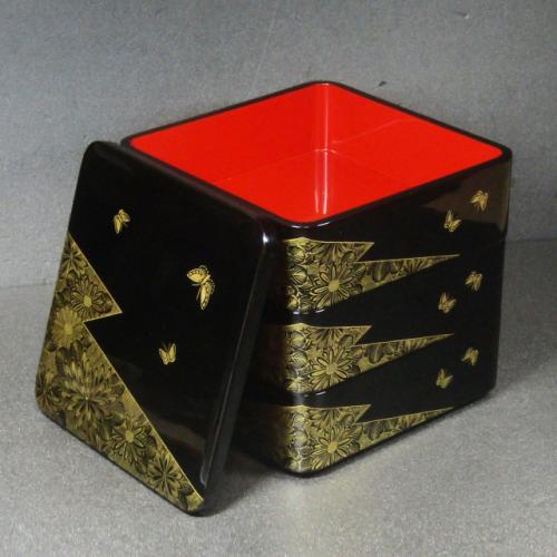 輪島塗重箱 角形 三段 -菊に蝶の沈金仕上げ- [内面朱色/外面黒色