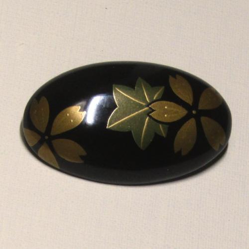 輪島塗 ブローチ (小判形) -春秋の蒔絵仕上げ- [黒色]｜輪島市の輪島塗