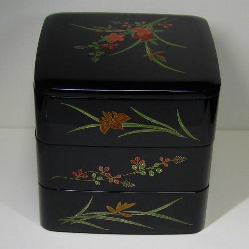 輪島塗重箱 角形 胴張り 三段 -四季草花の蒔絵仕上げ- [朱色/黒色
