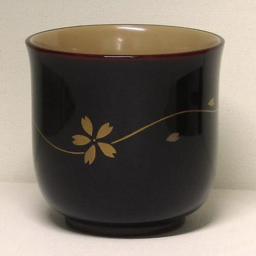 輪島塗 湯呑 (中) -流水桜の蒔絵仕上げ- [内面白色/外面黒タメ色
