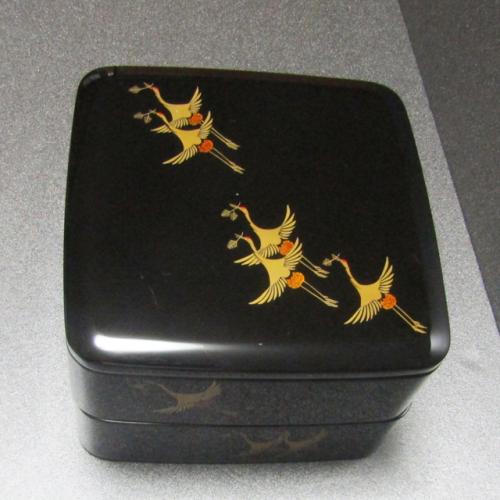 輪島塗 重箱 角形 二段 胴張り形-松喰鶴の蒔絵仕上げ- [内朱色/外黒色
