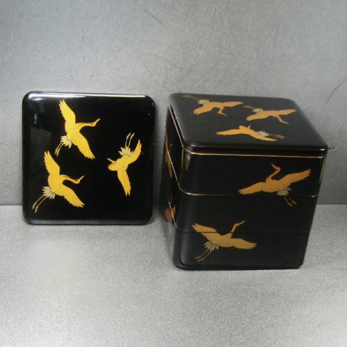 輪島塗 重箱 角形 三段 -日の出鶴の高蒔絵仕上げ- [内面朱色/外面黒色