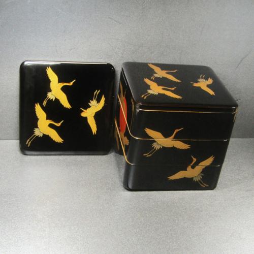 輪島塗 重箱 角形 三段 -日の出鶴の高蒔絵仕上げ- [内面朱色/外面黒色