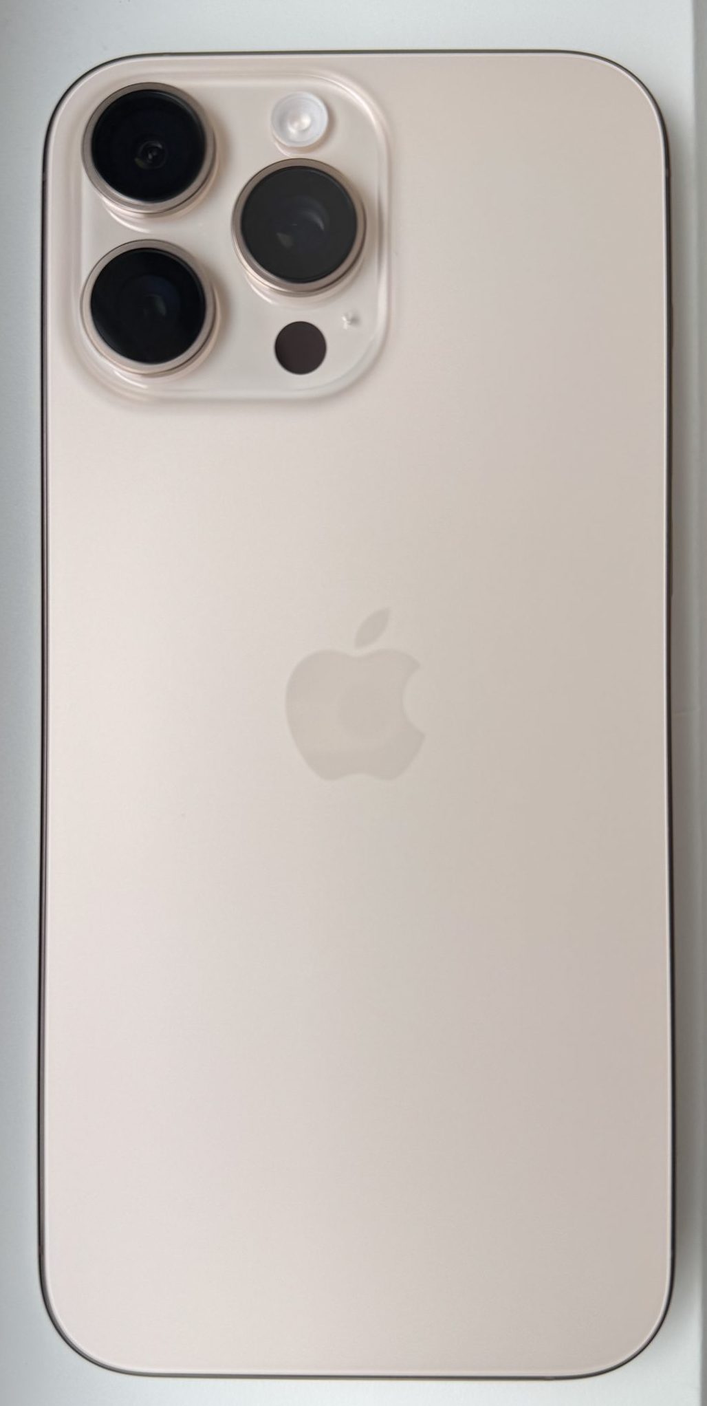 iPhone 16 Pro Max のデザートチタニウムは美しい | モノ好き手帳