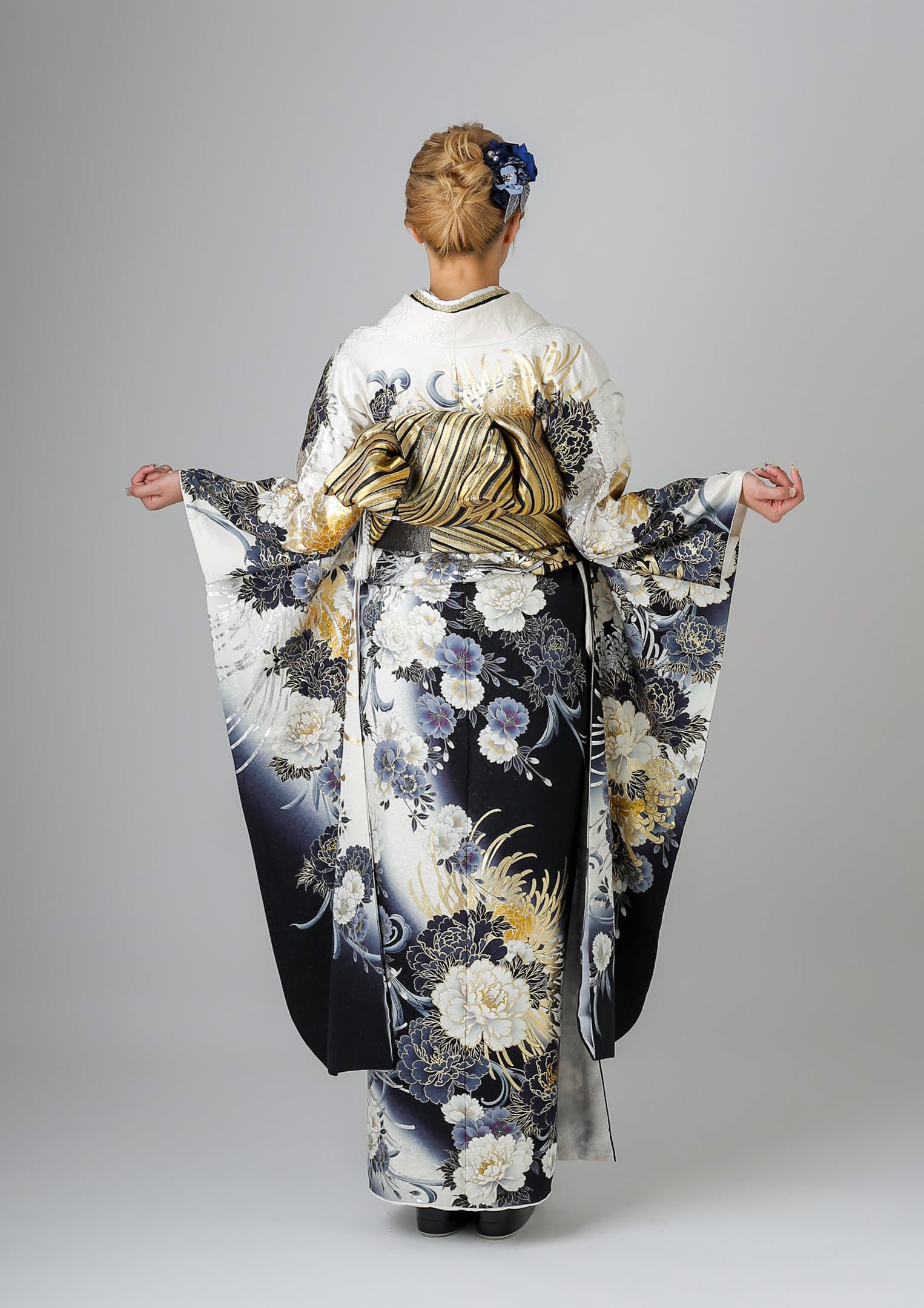 振袖ネットレンタル：白黒のぼかし】菊と牡丹が粋でかっこいい/KH-187