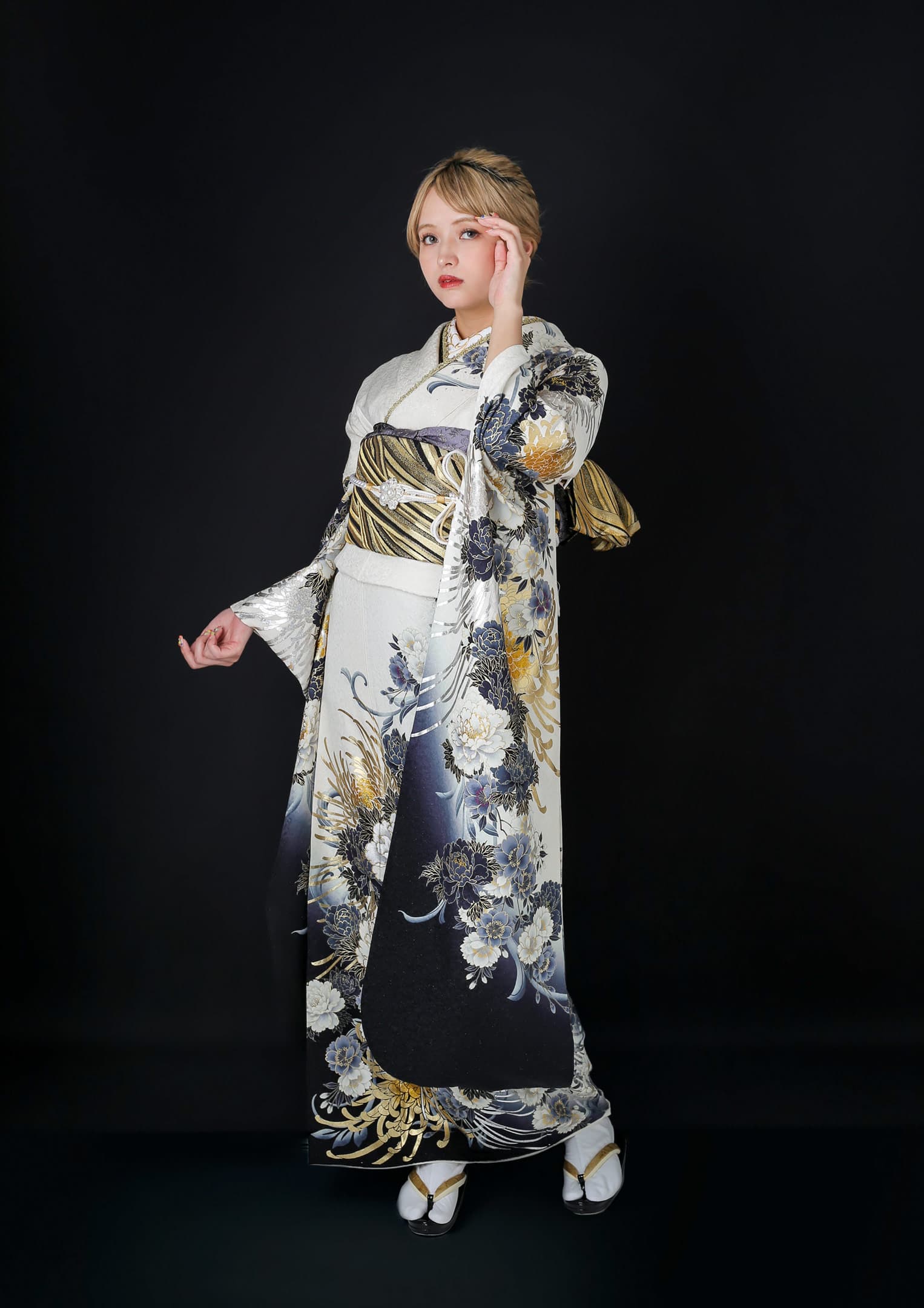 振袖ネットレンタル：白黒のぼかし】菊と牡丹が粋でかっこいい/KH-187