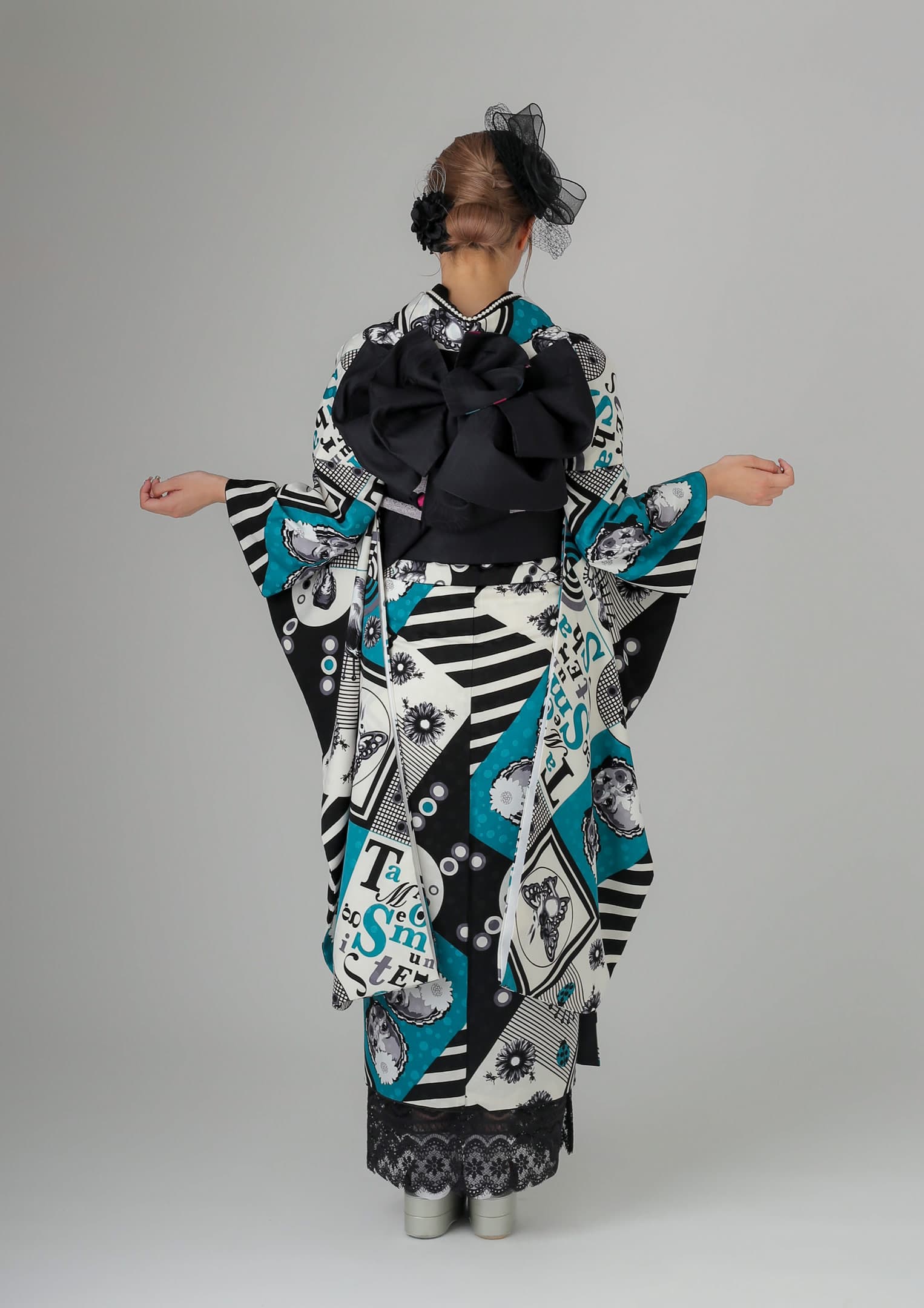 振袖ネットレンタル：黒と青の造形美】アバンギャルドな振袖をレースや