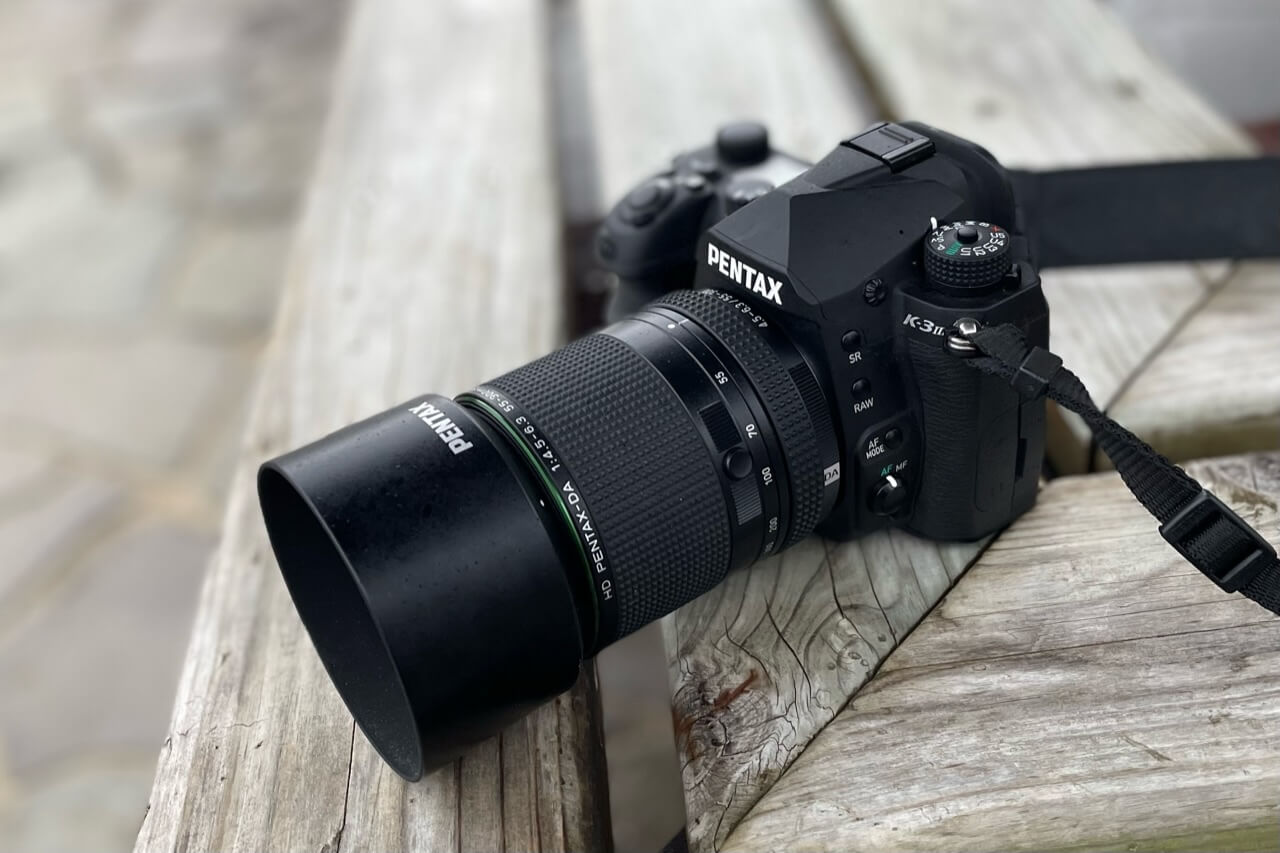 APS-CサイズのKマウントPENTAX機と、小型の望遠ズームで軽快に撮り歩