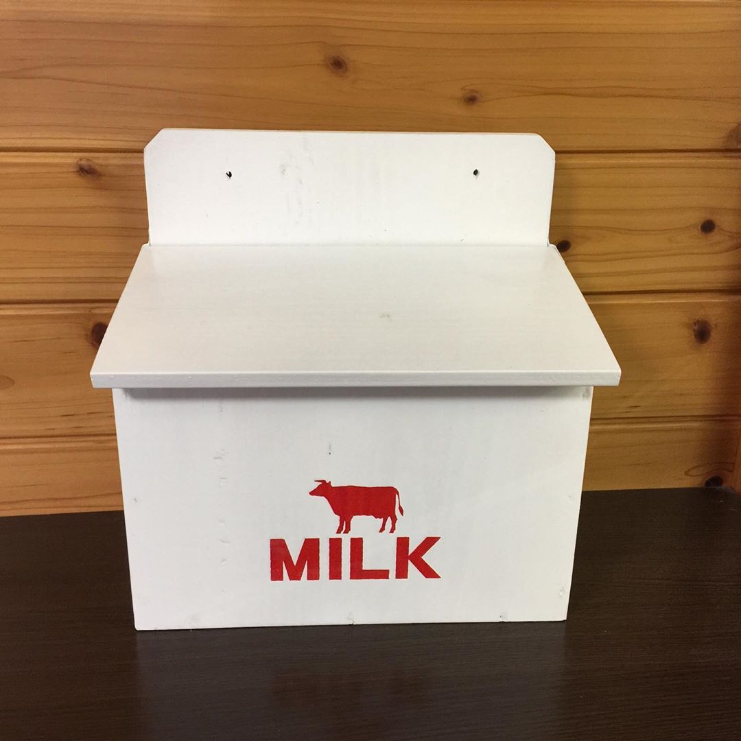レトロな牛乳箱 大きな特別サイズの 牛さんロゴ入りMILK BOX ✨✨ | 木