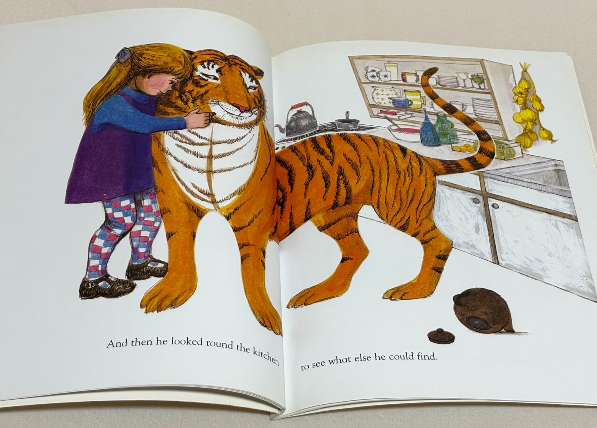 おちゃのじかんにきたとらの英語版「The Tiger Who Came to Tea」
