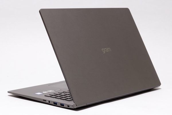 LG gram 17 (17Z990) レビュー：重さ1.3kg！ 驚きのモバイル17インチ