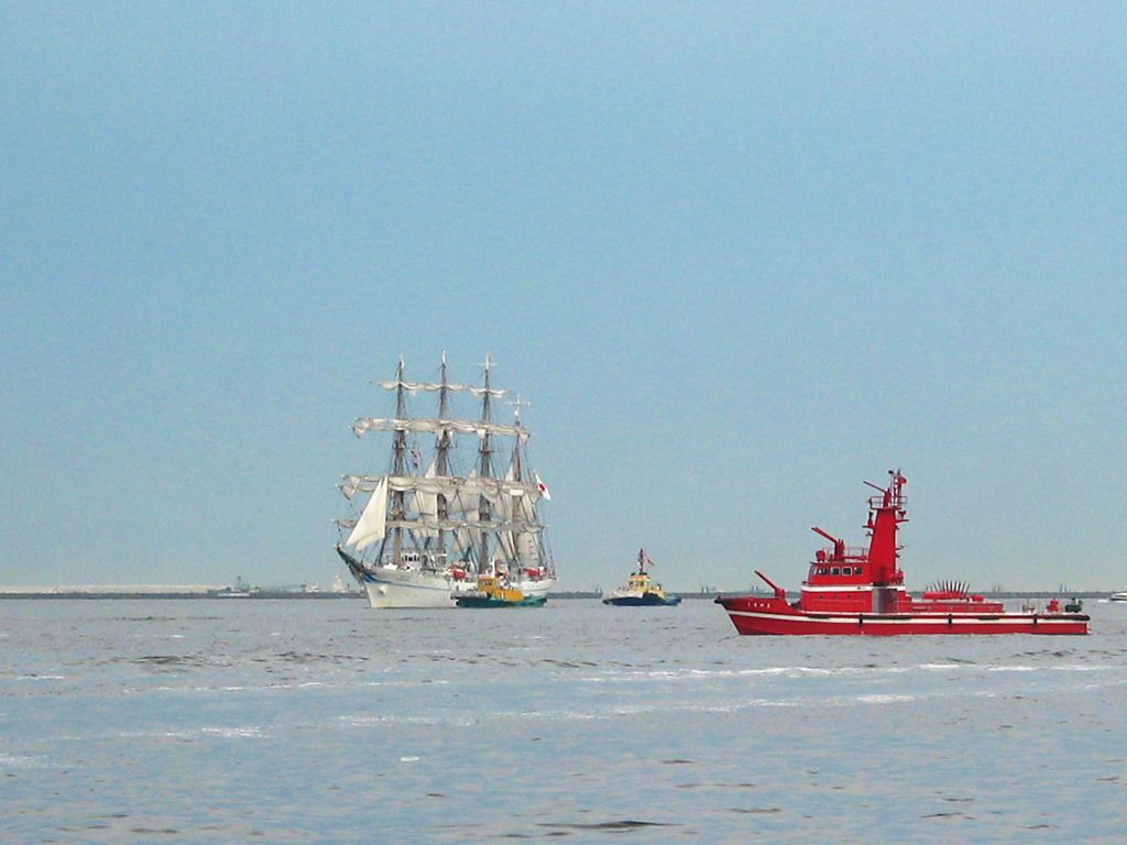 帆船海王丸・神戸港新港第一突堤[壁紙写真集-無料写真素材]
