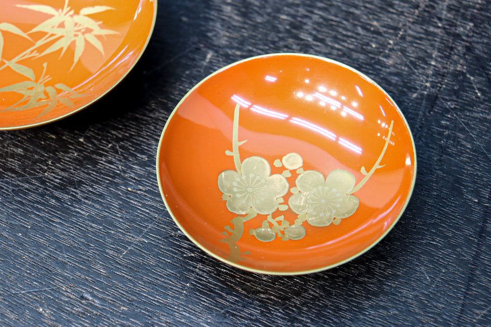 朱漆に添えられた梅の木で風情溢れるお屠蘇セット DC8689 – 古福庵