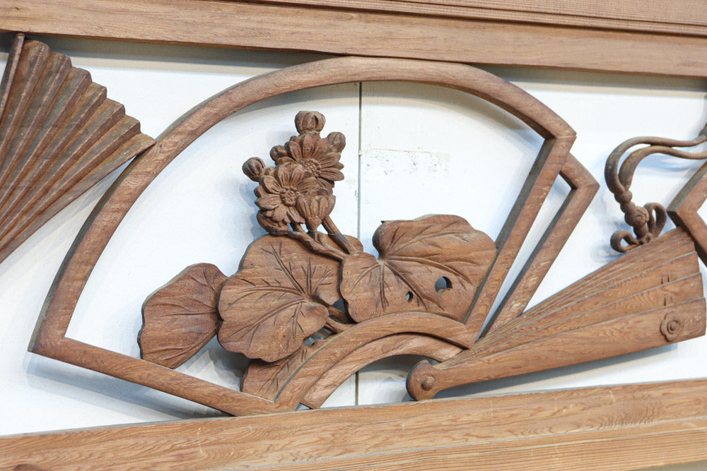 扇枠に椿と蓮と菊が描かれた華やかな彫刻欄間 E9959a 在庫1枚 – 古福庵