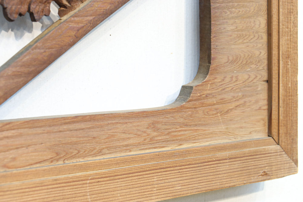 扇枠に椿と蓮と菊が描かれた華やかな彫刻欄間 E9959a 在庫1枚 – 古福庵