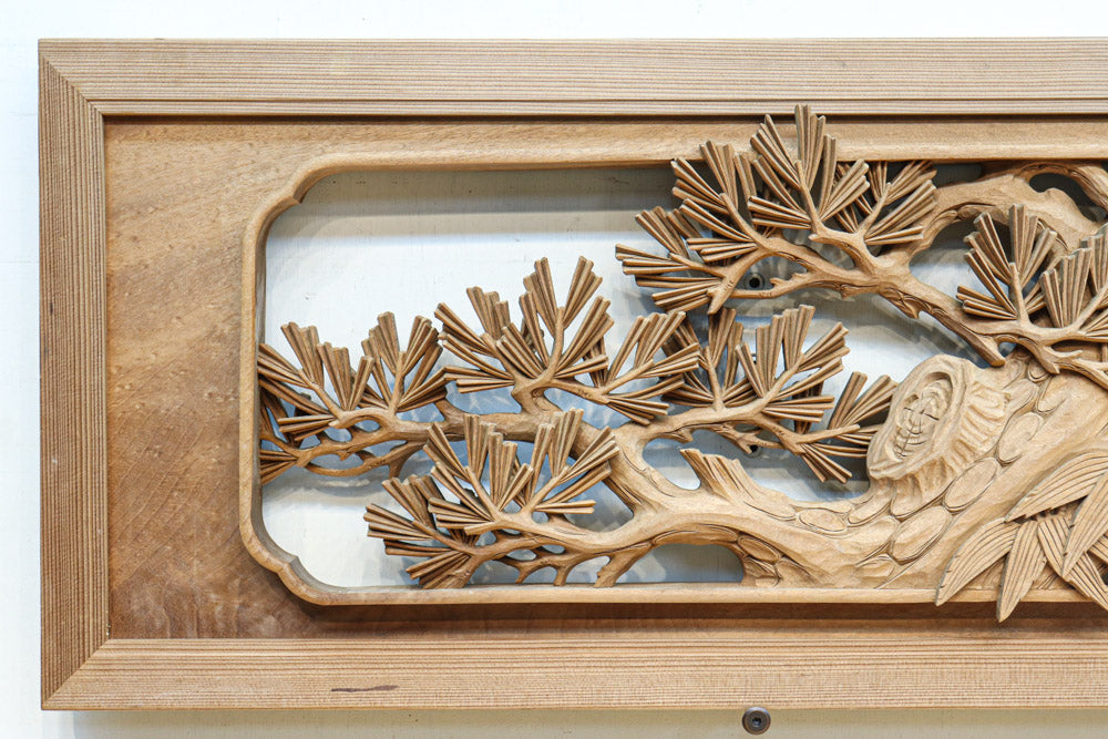 どっしりと貫禄ある松の彫刻を描く深彫り彫刻欄間 EZ2518 在庫1枚 – 古