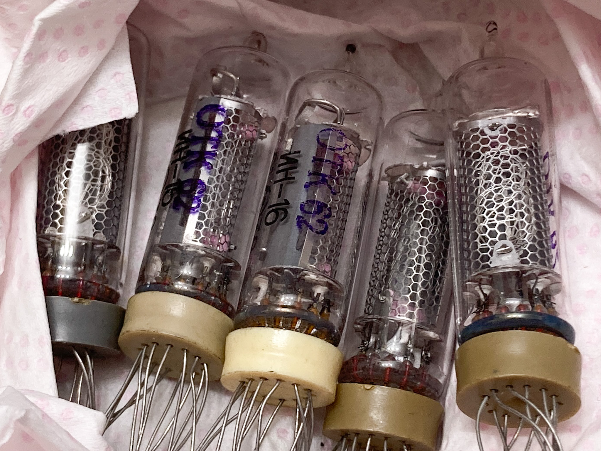 戦禍を逃れたニキシー管とVFD管がウクライナから届きました