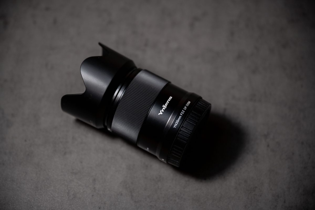 純正に匹敵する光学性能の中広角単焦点レンズ「YONGNUO YN35mm F2Z DF