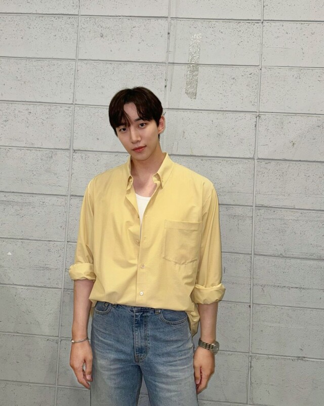 2PM」ジュノ、シンプルなシャツスタイルでもまぶしいビジュアル | K