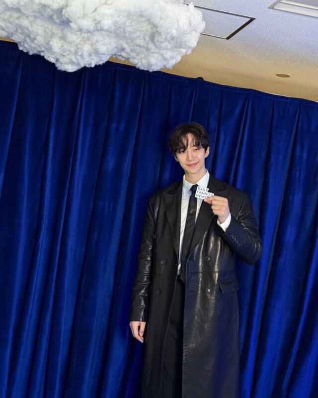 2PM」ジュノ、ロングレザージャケットを着てもキュートになれる魅力の