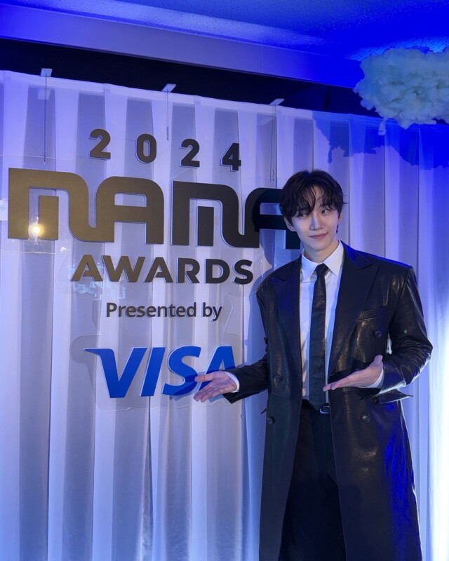 2PM」ジュノ、ロングレザージャケットを着てもキュートになれる魅力の