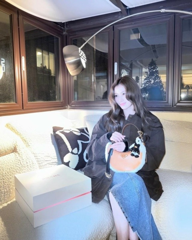 TWICE」サナ、ハイブランドのバッグより高級なビジュアル…優雅美爆発