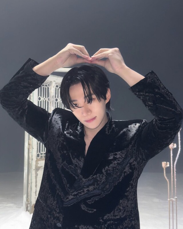 2PM」ジュノ、ファンの要請にリボンハート！…Tシャツ姿でも抜群の存在