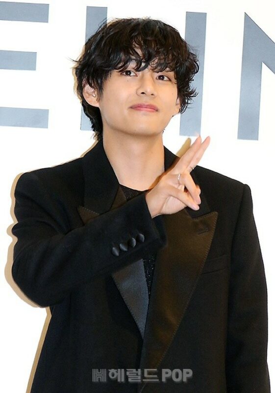 BTS」V、3分のライブ放送が作ったクリスマスの奇跡…「13秒で数億円の