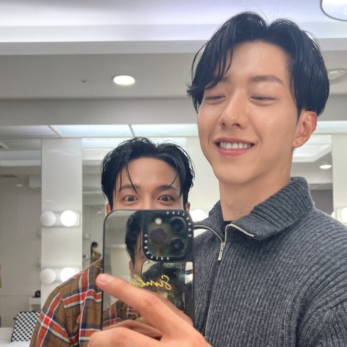 CNBLUEイ・ジョンシン、愉快なヨンファとのツーショット公開…”グッド