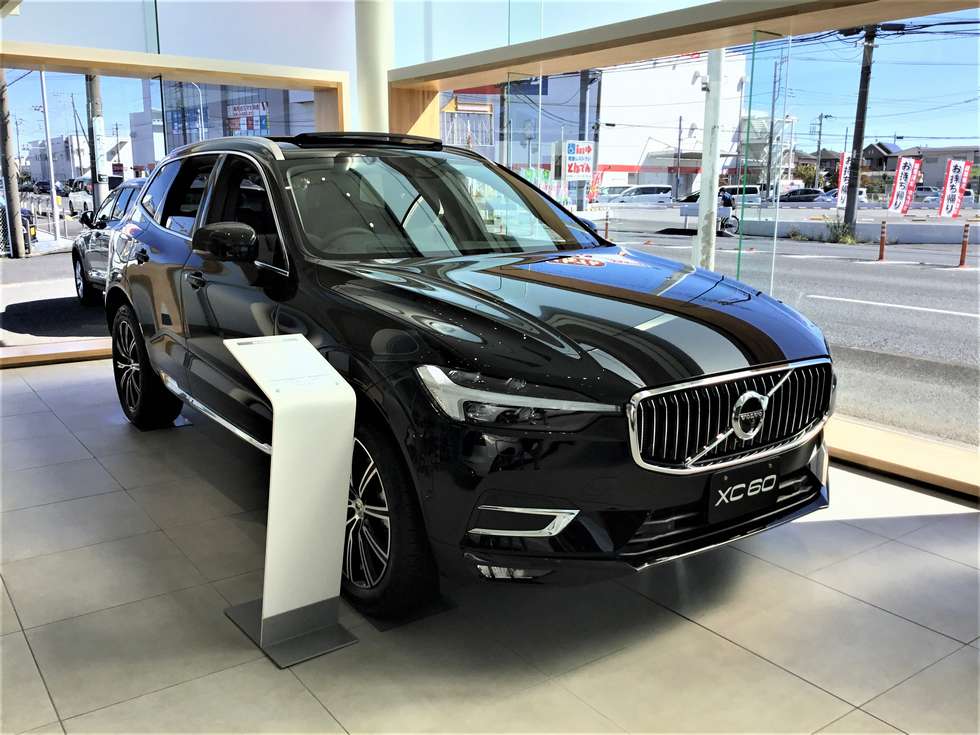展示車入れ替えました☆漆黒の輝きが美しい XC60 B5 AWD Inscription