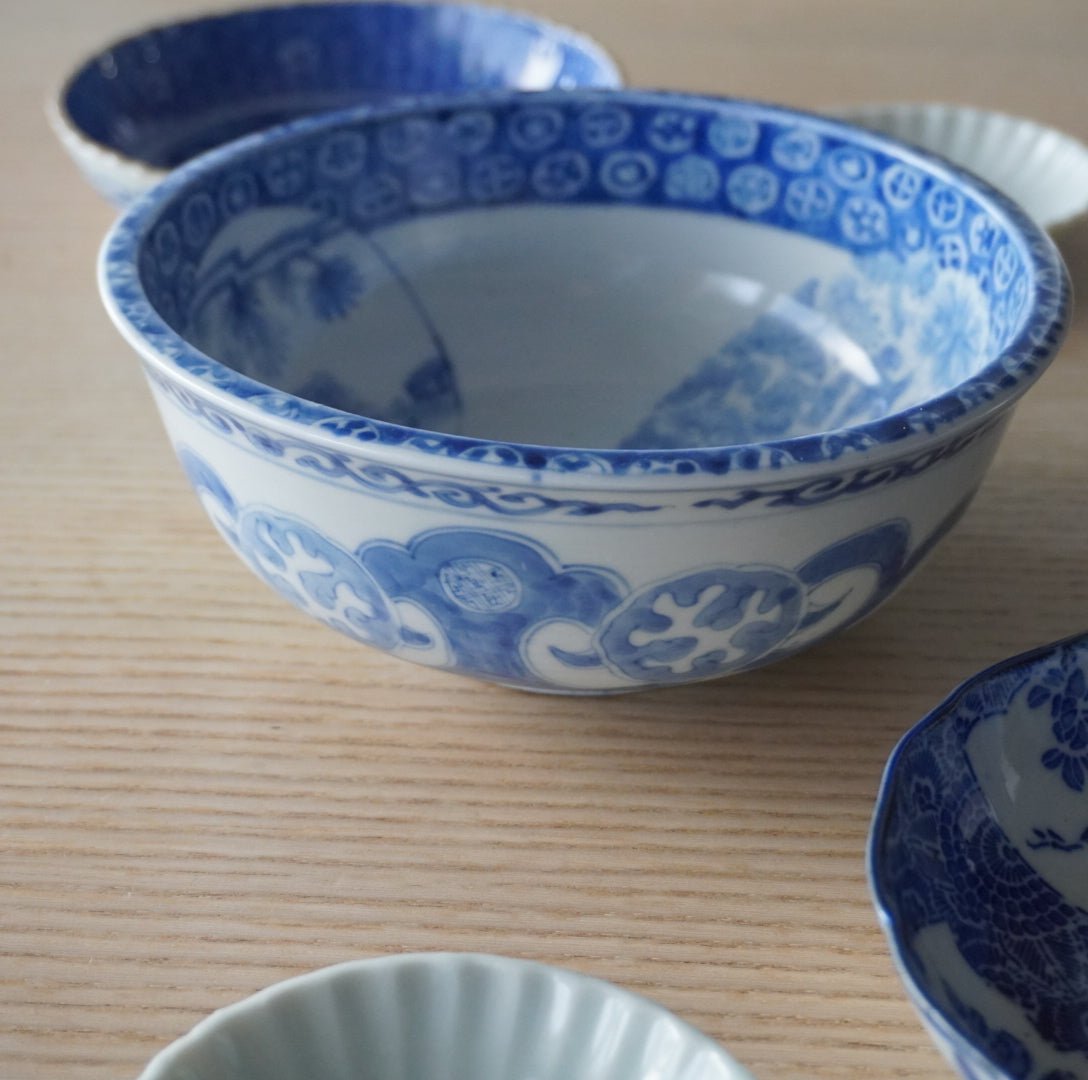 文様がめぐる、やわらかな染付古伊万里鉢 – Kotto Shop