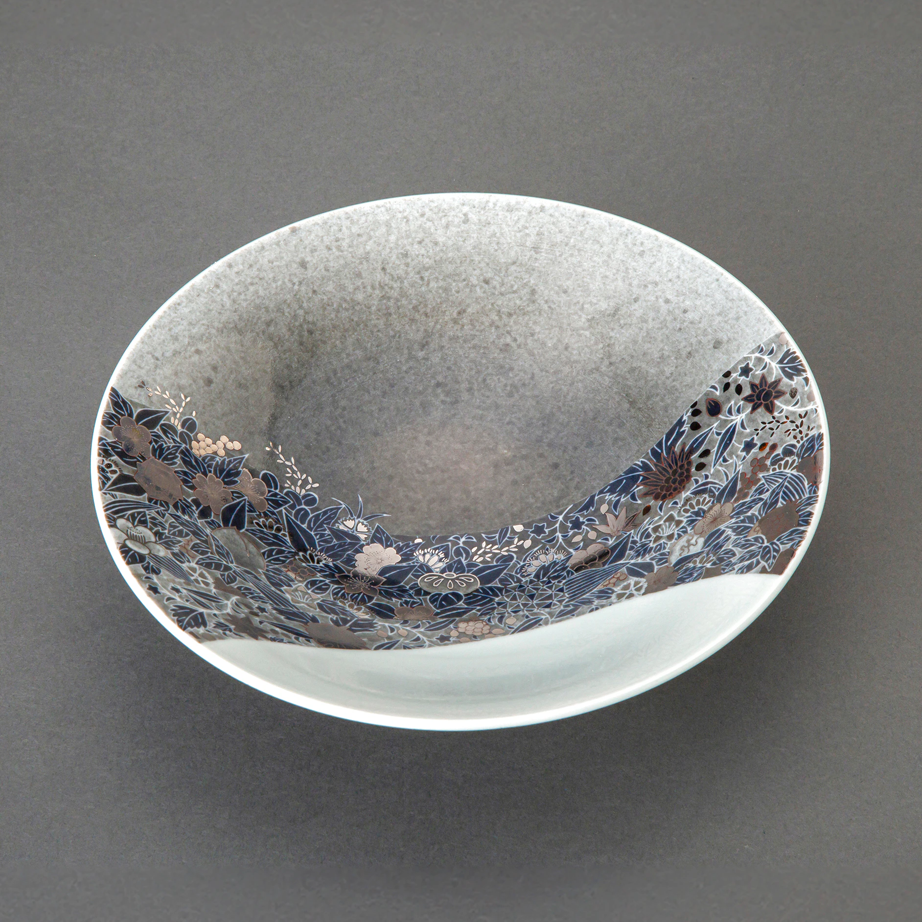 色絵雪花薄墨墨はじき四季花文鉢(十四代 今泉今右衛門)｜ギャラリー