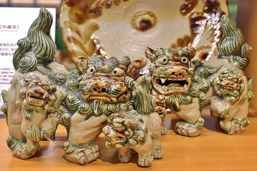 れれれ【本物保証】金城次郎 クヮンカミヤー紋抱瓶 共箱 栞 w28㎝超