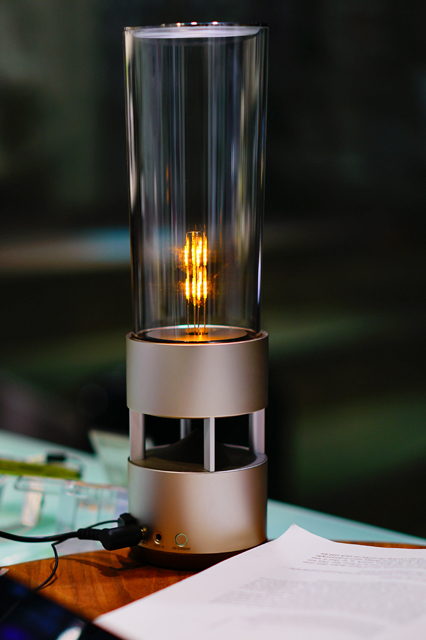 ガラス管のライトの光と、部屋のどこでも音に包まれてる感覚が