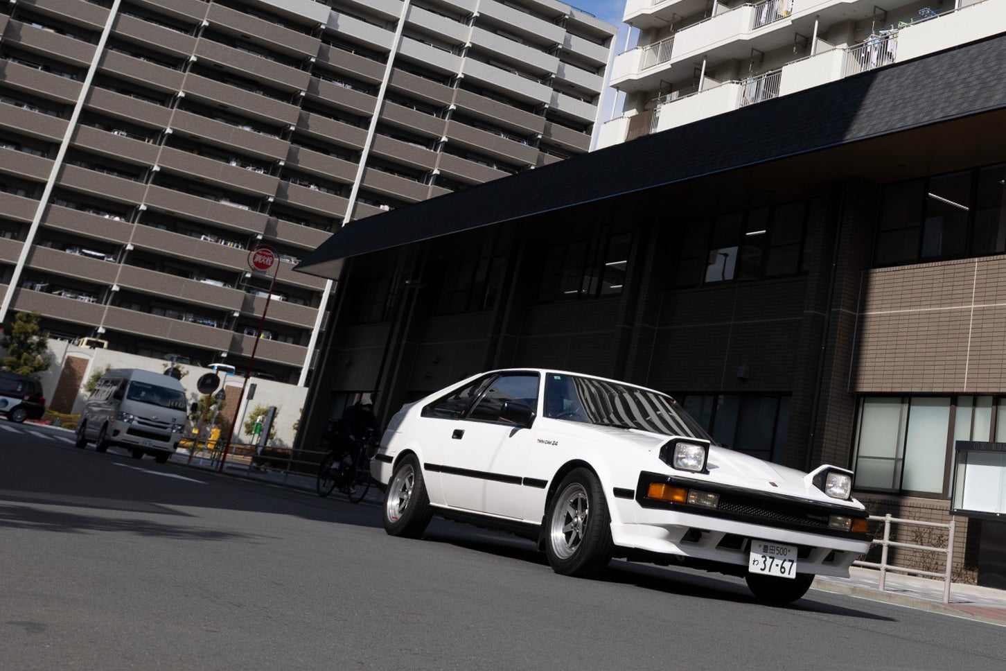 トヨタ「セリカXX」で黒木美珠が公道ドライブ！ 往年の名車が教えて