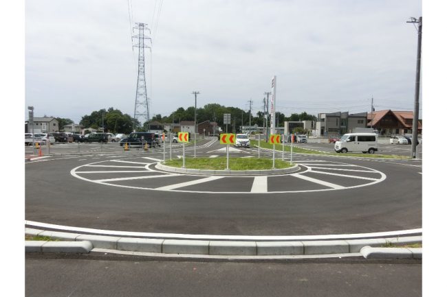 ホームセンター内に「ロータリー道路」なぜ出来た？ 全国でも珍しい