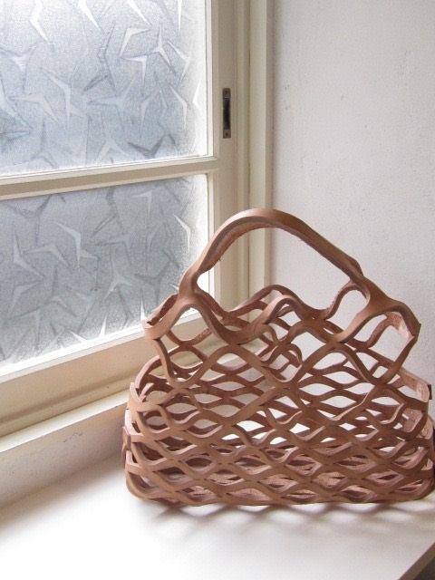 かごのようなレザーバッグ。曽田耕さんの「ラスカバン」 | 暮らしと