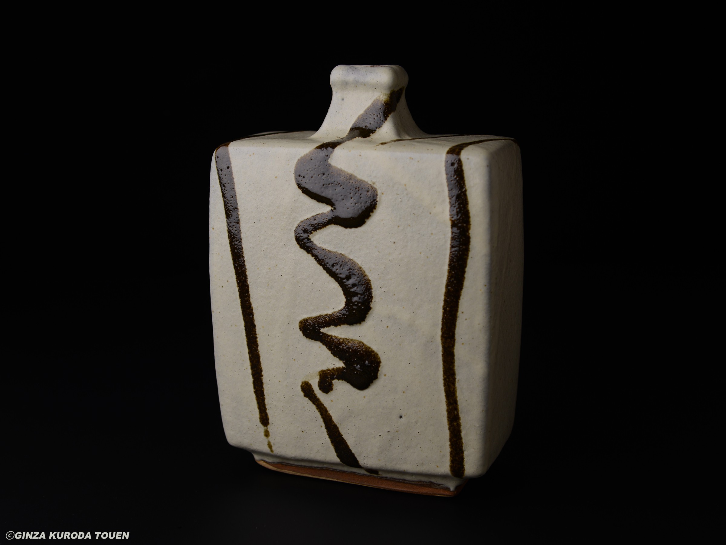 濱田庄司 白釉黒流描扁壷 | 銀座 黒田陶苑