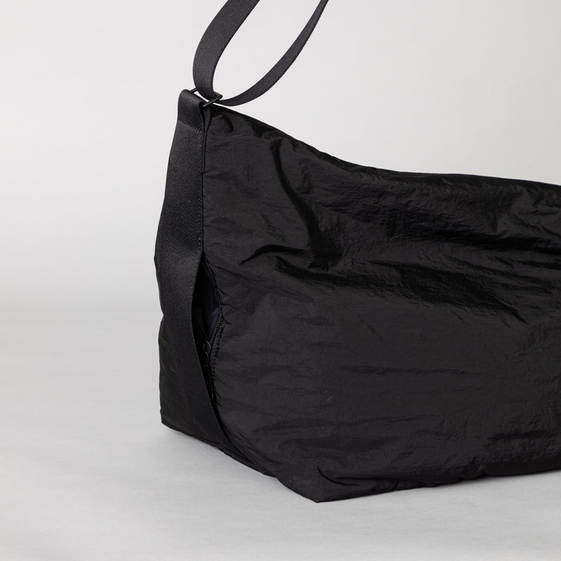 ふかふか塩縮ナイロン ビッグショルダーバッグ 黒 豊岡製 – kuros.style