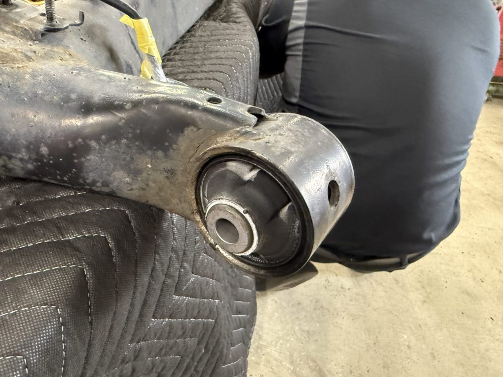 30万kmからのカスタムに向けて、30プリウス後期、ブッシュ類の