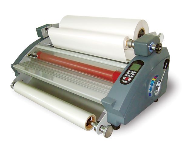 片面PP貼りもコールドラミネートも可能な、卓上型のホットロール式