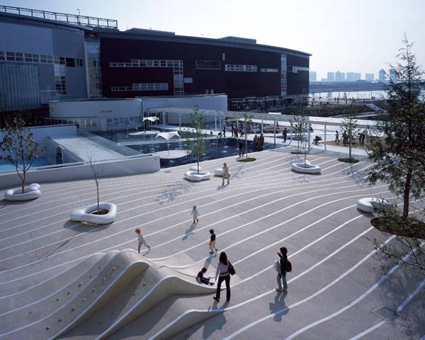 LaLaport Toyosu Envisions Entire Landscape as an Ocean