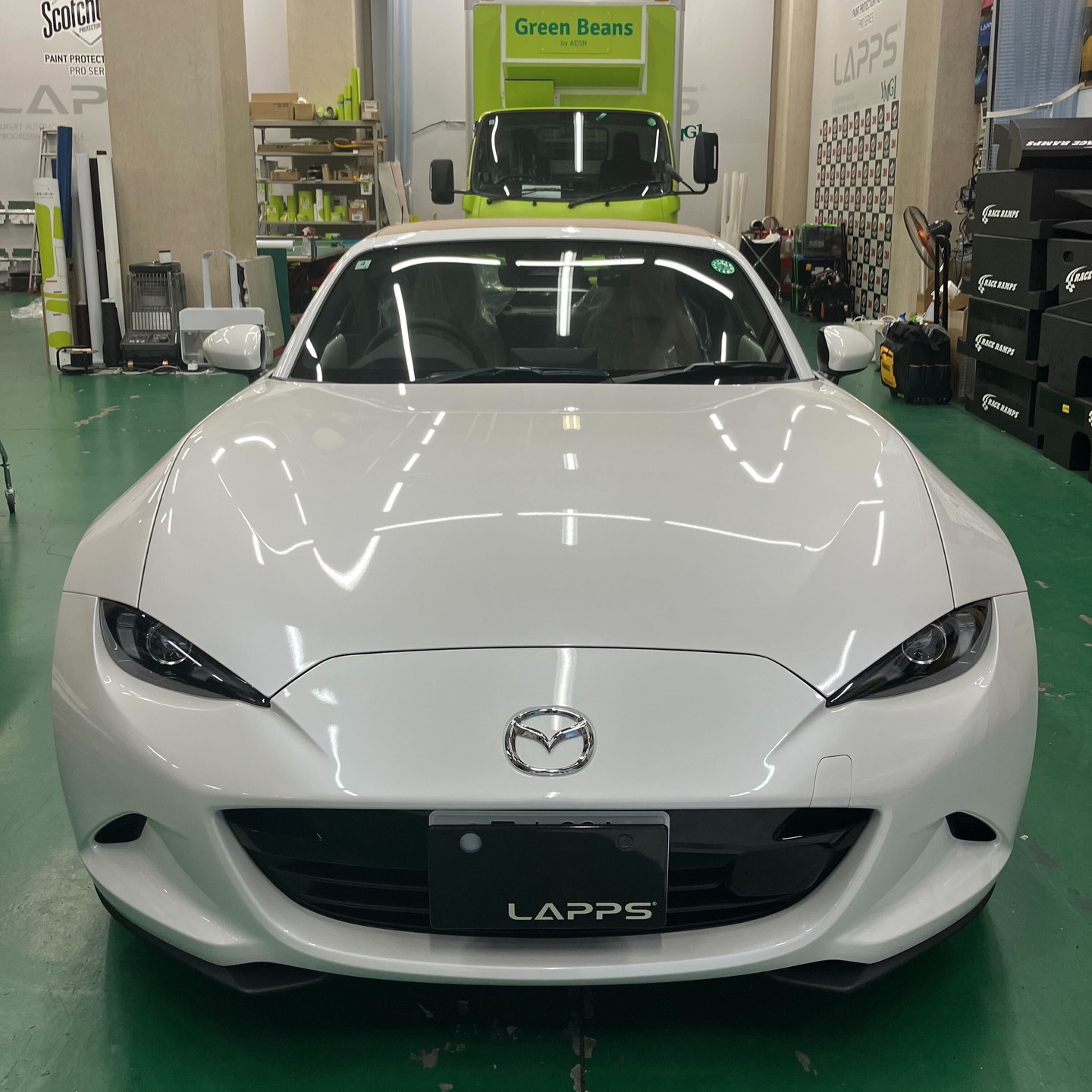 マツダロードスターのカーラッピング施工事例をご紹介 | カー