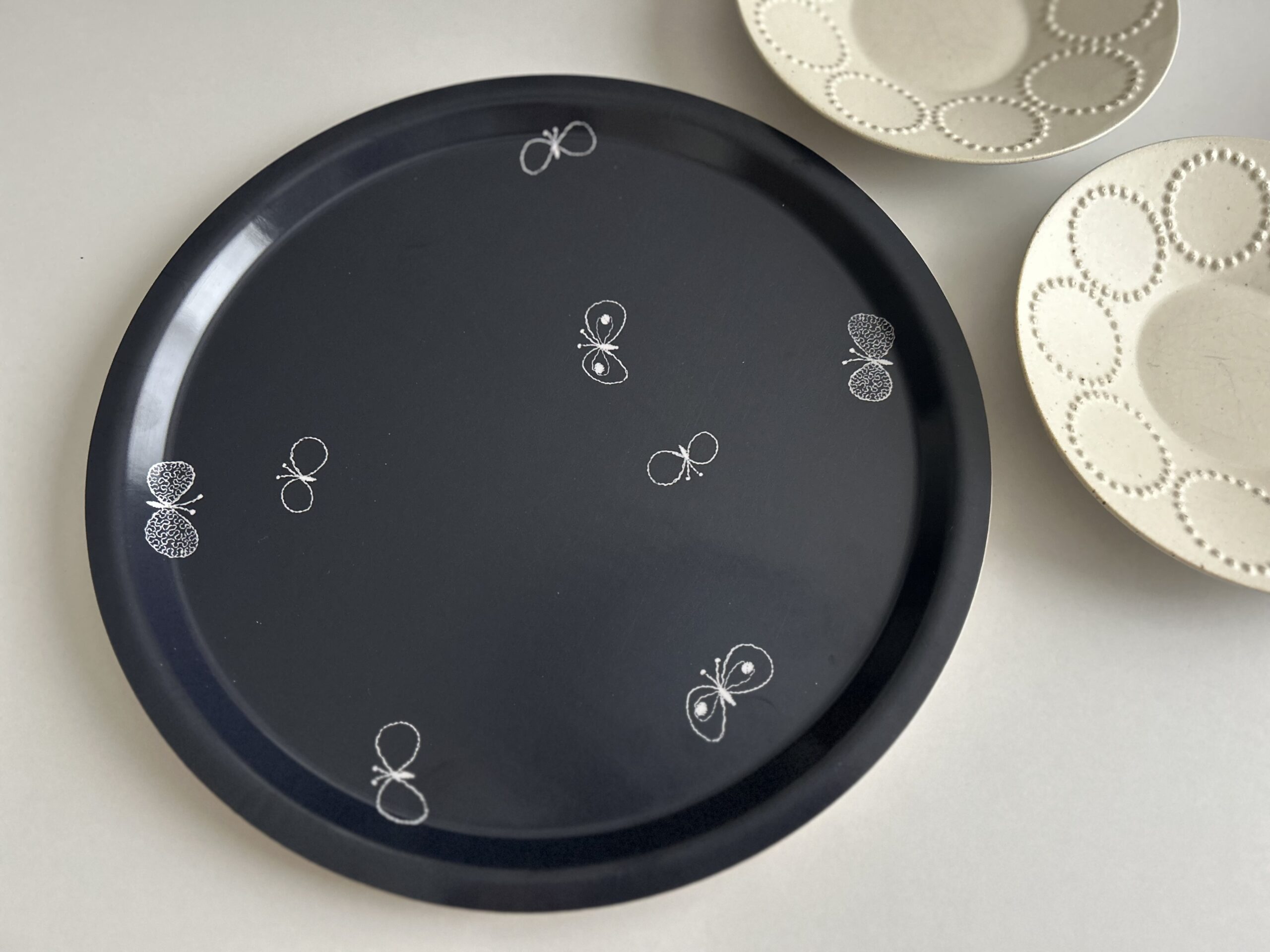 mina perhonen（ミナ ペルホネン）の新作ラウンドトレイと角田淳さんの