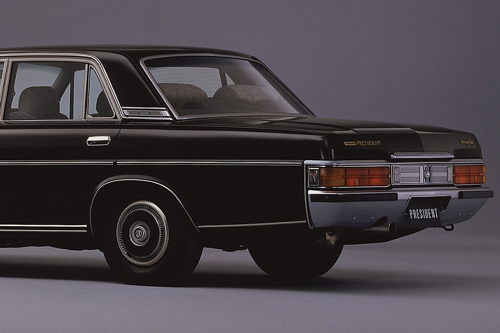 角型ライトの採用で現代的な顔つきに！「252型系プレジデント