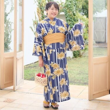 ひとりで着られる」「お祭り映え」「5170円」しまむらの “キャミワンピ