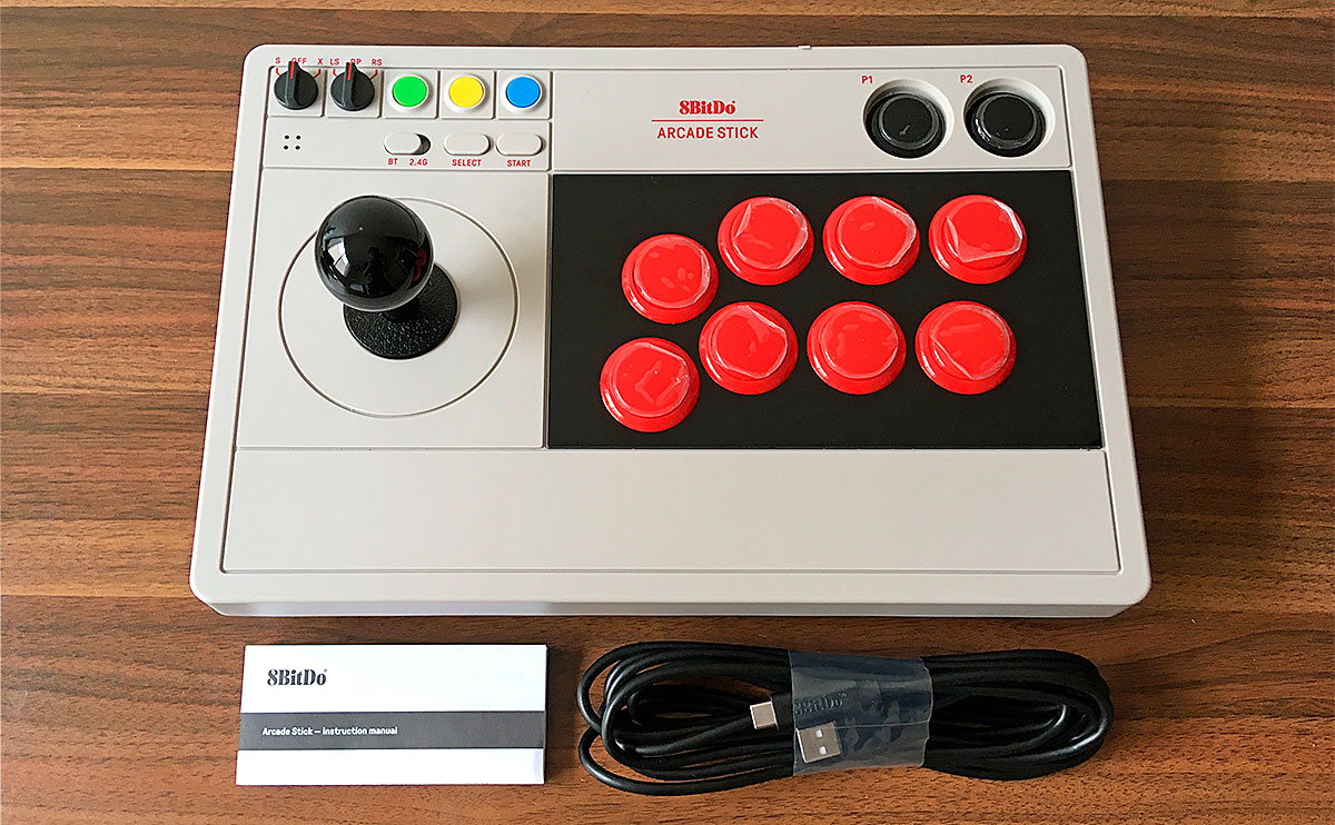 入力方式を切り替えて使える、アーケードスティック。8BitDo Arcade