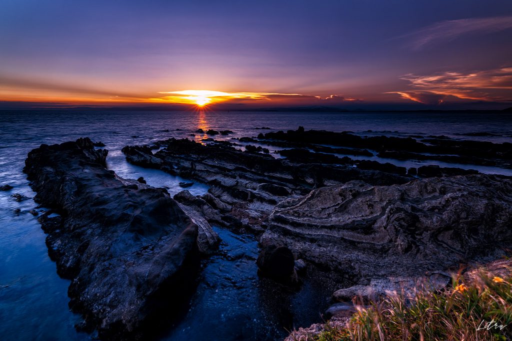 関東屈指の美しさ。荒崎公園の岩礁から見る夕陽と富士山