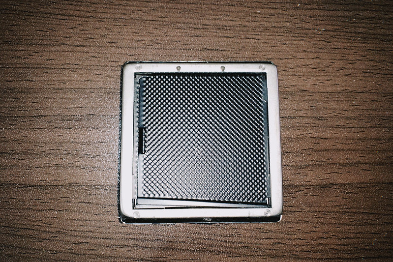 カス塗れのZenza BRONICA S2のスクリーン、モルト張り替えチャレンジ